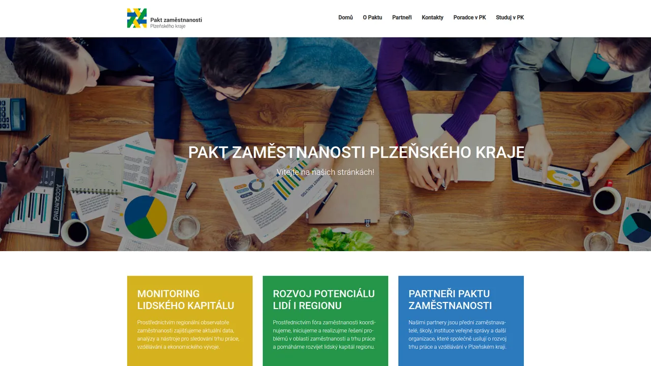 Úvodní stránka webu Paktu zaměstnanosti Plzeňského kraje – fotografie porady nad grafy a tři barevné dlaždice: Monitoring lidského kapitálu, Rozvoj potenciálu lidí i regionu a Partneři paktu